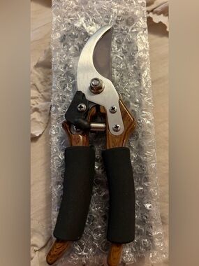 Dearcinno-NWT Ergonomic Black 8” Handled Pruning Shears with Wood-Effect Accents